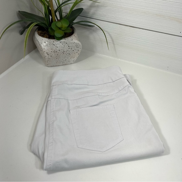 Slim-sation Women's Shorts High Waist pull-on with Pockets - Picture 2 of 11